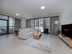 Stylish 2 Bedroom Suite with Stunning Creek and Skyline Views